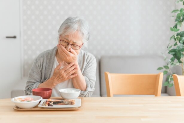 食事中の高齢女性