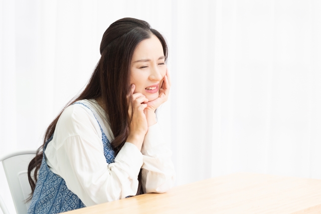インプラント治療は糖尿病でも受けられる？リスクと注意点を解説
